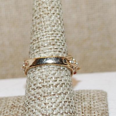 Size 8 Unique Double-Headed HAWK Ring with Large Round RED Main Stone & Lots of Clear and Red Accent Stones on a Gold Tone Band (10.3g)