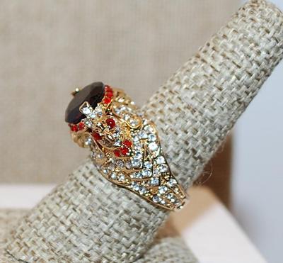 Size 8 Unique Double-Headed HAWK Ring with Large Round RED Main Stone & Lots of Clear and Red Accent Stones on a Gold Tone Band (10.3g)
