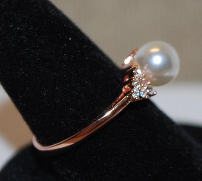 Size 8 Marked .925 Single White Faux Pearl Ring with Side Accents on a ROSE GOLD Band (2.0g)