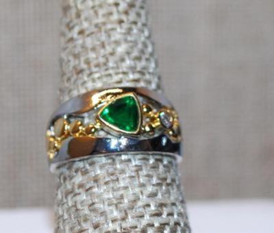 Size 10 Two-Tone Silver & Gold Colored Ring with Trillion Cut Green Stone on Silver Tone Band (5.3g)