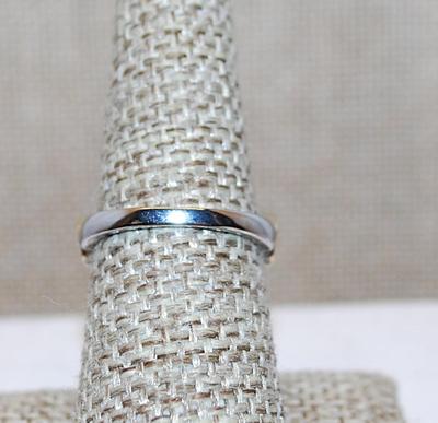 Size 7 Marked .925 Interlocking 2-Tone HEARTS Rings in RED, BLUE & GREEN Stones on a Silver Band (2.7g)