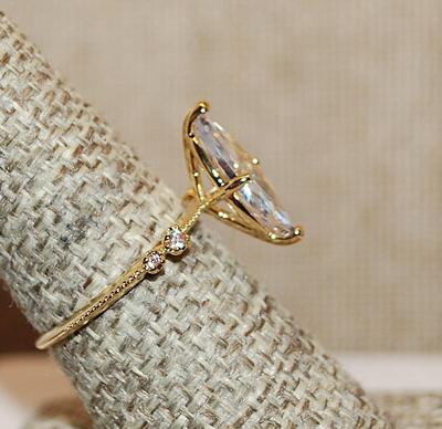 Size 8 Hi-Rise Single 4 Prong Marquise Cut Clear Stone & 4 Stone Side Accents on a Gold Tone Band (2.5g)