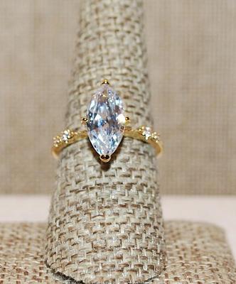 Size 8 Hi-Rise Single 4 Prong Marquise Cut Clear Stone & 4 Stone Side Accents on a Gold Tone Band (2.5g)