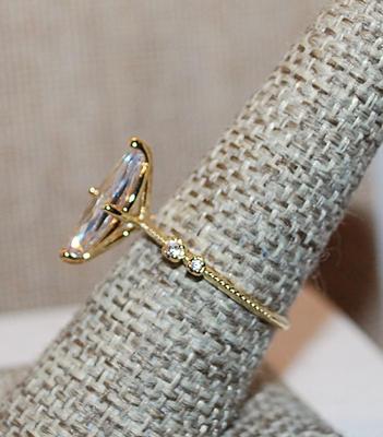 Size 8 Hi-Rise Single 4 Prong Marquise Cut Clear Stone & 4 Stone Side Accents on a Gold Tone Band (2.5g)