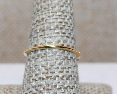 Size 8 Hi-Rise Single 4 Prong Marquise Cut Clear Stone & 4 Stone Side Accents on a Gold Tone Band (2.5g)