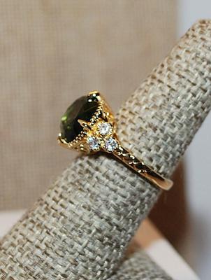 Size 6¼ Large Deep GREEN Beveled Stone with Gold Colored & Clear Stone Accents on a Gold Tone Band (4.6g)