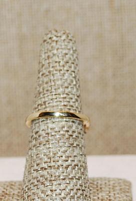 Size 6¼ Large Deep GREEN Beveled Stone with Gold Colored & Clear Stone Accents on a Gold Tone Band (4.6g)