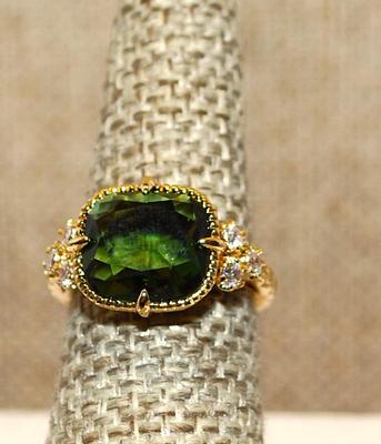 Size 6¼ Large Deep GREEN Beveled Stone with Gold Colored & Clear Stone Accents on a Gold Tone Band (4.6g)