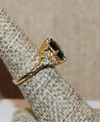 Size 6¼ Large Deep GREEN Beveled Stone with Gold Colored & Clear Stone Accents on a Gold Tone Band (4.6g)