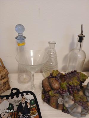 Drunken Mice wine bottle holder - Basket with grapes - glass bottles - and more