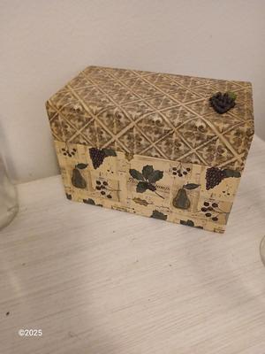 Drunken Mice wine bottle holder - Basket with grapes - glass bottles - and more