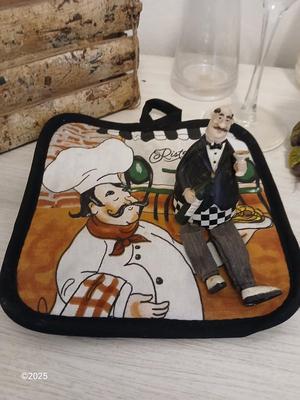 Drunken Mice wine bottle holder - Basket with grapes - glass bottles - and more