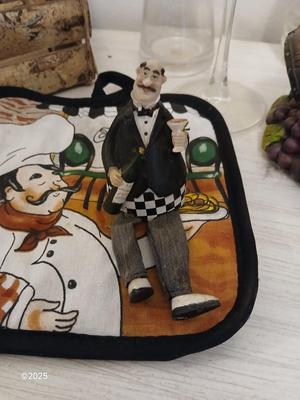 Drunken Mice wine bottle holder - Basket with grapes - glass bottles - and more