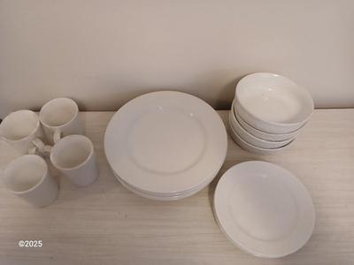 4-piece dinnerware set - Totally Today