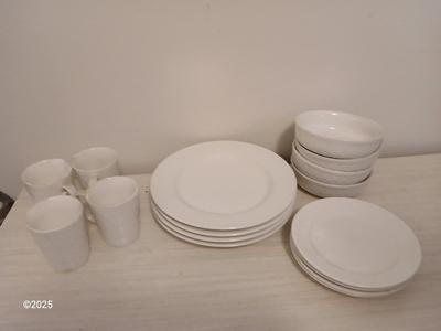 4-piece dinnerware set - Totally Today
