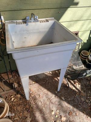 Laundry / utility sink