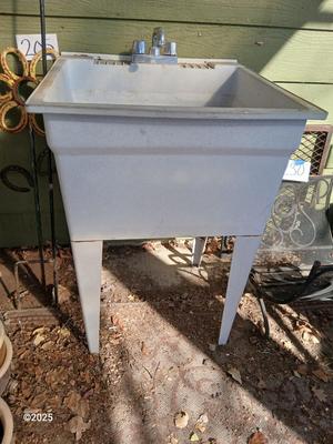 Laundry / utility sink