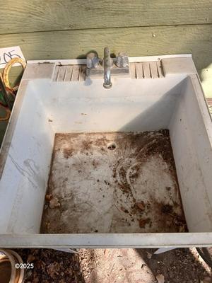 Laundry / utility sink