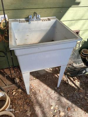 Laundry / utility sink
