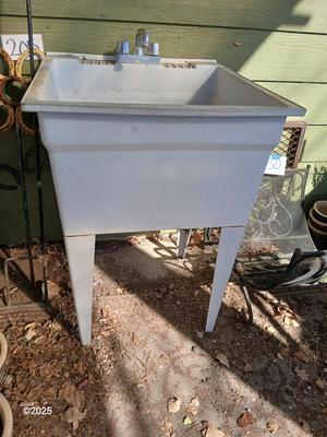 Laundry / utility sink