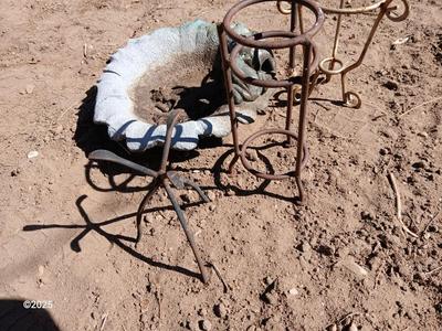 Frog water basin - small stands and a Whirly gig