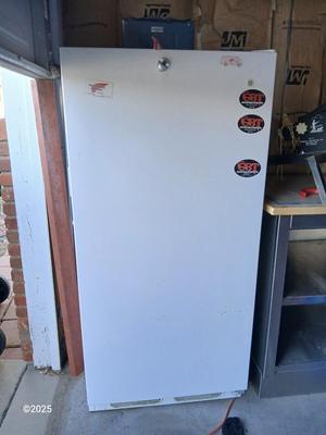 Working! General Electric Free-standing freezer - No contents