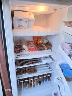 Working! General Electric Free-standing freezer - No contents