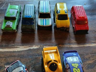 Collection of small diecast cars - Hot wheels and more