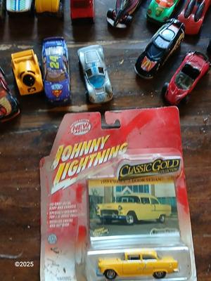 Collection of small diecast cars - Hot wheels and more