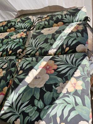 Six chair cushions - Patio chair cushions