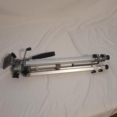 Two Tripods and Monopod (B1-EL)