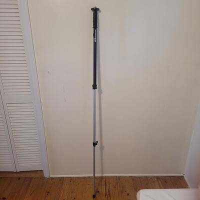 Two Tripods and Monopod (B1-EL)