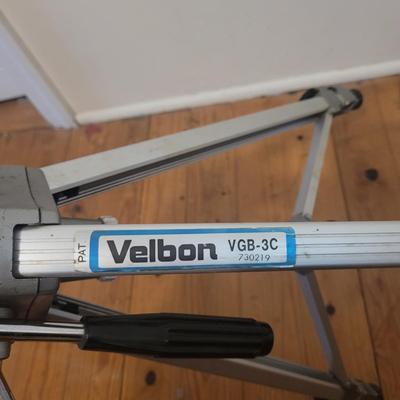 Two Tripods and Monopod (B1-EL)