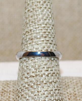 Size 8 Large Oval Iridescent White Opal-Style Main Stone with an Oval Surround on a Silver Tone Band (4.7g)