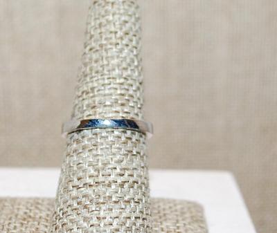 Size 7 Marked .925 Pointed Oval Setting Ring with 15 Small Round ROYAL BLUE Stones & Clear Accent Stones on a Silver Band (2.8g)