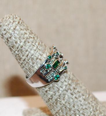 Size 6 GREEN Staggered "Circles & Rectangles" Ring on a Silver Tone Open Band (4.7g)