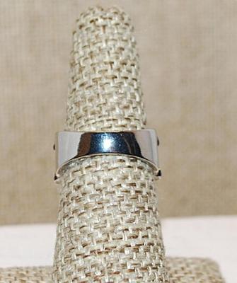 Size 6 GREEN Staggered "Circles & Rectangles" Ring on a Silver Tone Open Band (4.7g)