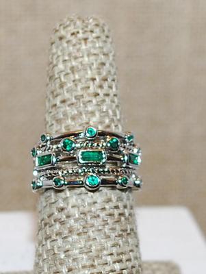 Size 6 GREEN Staggered "Circles & Rectangles" Ring on a Silver Tone Open Band (4.7g)
