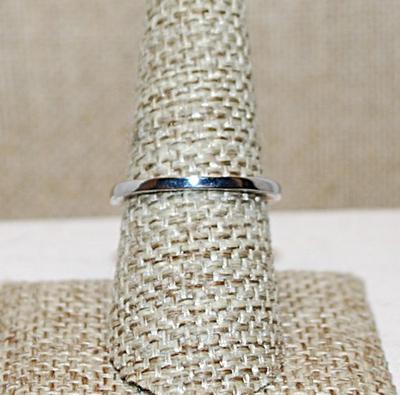 Size 8¼ Large Oval PURPLE Main Stone Ring with Sides & Surround of Bright Clear Stones on a Silver Tone Band (5.1g)