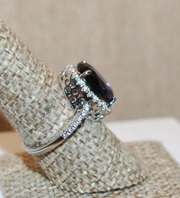 Size 8¼ Large Oval PURPLE Main Stone Ring with Sides & Surround of Bright Clear Stones on a Silver Tone Band (5.1g)
