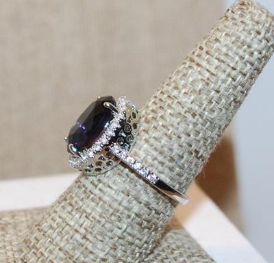Size 8¼ Large Oval PURPLE Main Stone Ring with Sides & Surround of Bright Clear Stones on a Silver Tone Band (5.1g)