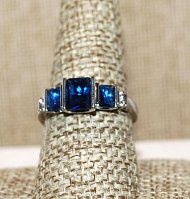 Size 9 Marked .925 Triple ROYAL BLUE Stones Ring with 4 Tiny Clear Stone Sides and Silver Band (3.5g)