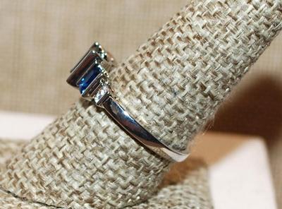 Size 9 Marked .925 Triple ROYAL BLUE Stones Ring with 4 Tiny Clear Stone Sides and Silver Band (3.5g)
