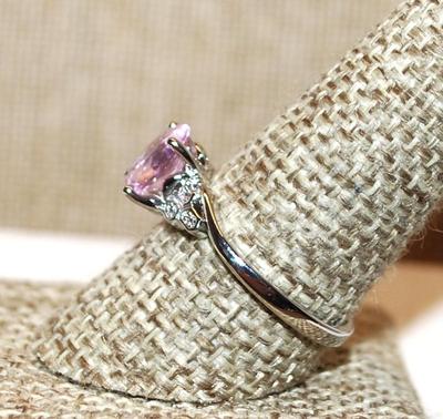 Size 9¾ Marked .925 Oval Transparent Main PINK Stone Ring with Triple Stone Side Accents on a Silver Band (2,7g)