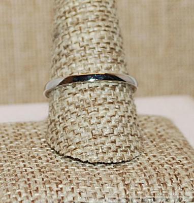 Size 9¾ Marked .925 Oval Transparent Main PINK Stone Ring with Triple Stone Side Accents on a Silver Band (2,7g)