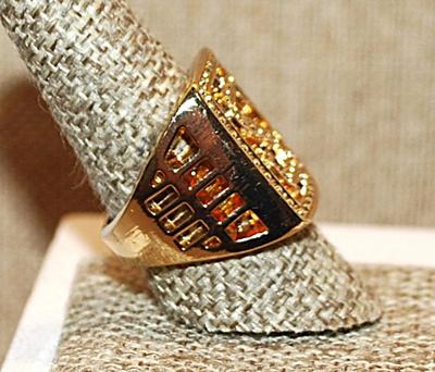 Size 9½ Pre-Owned Metal "Dollar Sign" No-Stones Statement Ring on a Very Solid Gold Tone Band (14.1g)