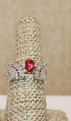 Size 7 Cranberry RED Main Stone Ring with 2 Tiny Stone Side "Fans" on a Silver Tone Band (5.1g)