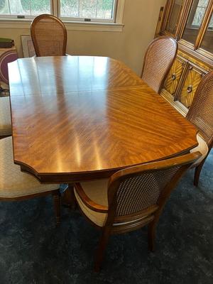 LOT 45D: Stanley Furniture Dining Room Table and Six Chairs