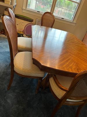LOT 45D: Stanley Furniture Dining Room Table and Six Chairs