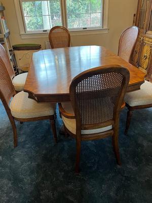 LOT 45D: Stanley Furniture Dining Room Table and Six Chairs
